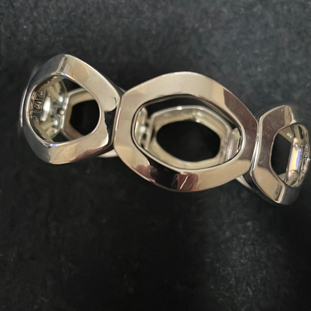 Stretchy oblong bracelet